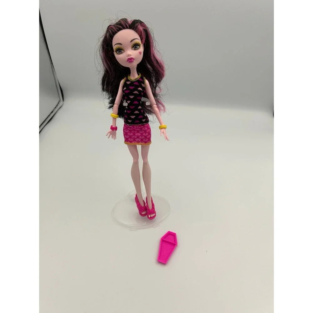 Monster High Creepateria Draculaura fashion doll